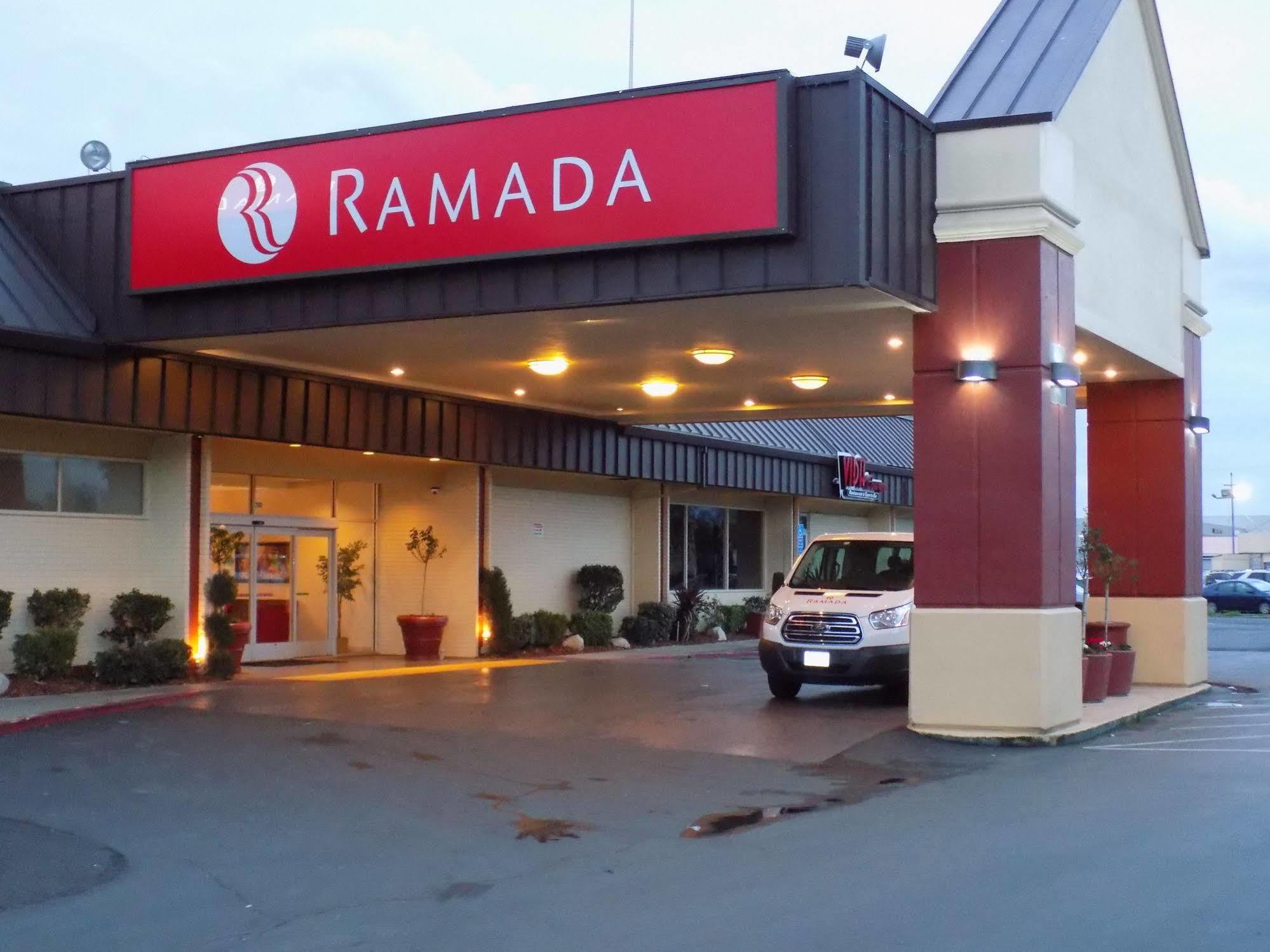 Hotel Ramada By Wyndham Sacramento à North Highlands Extérieur photo